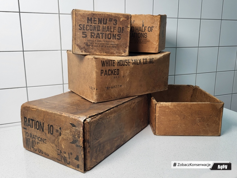 Cykl #ZobaczKonserwacjeMIIWŚ - kartony z ok. 1945 roku po racjach żywnościowych US Army