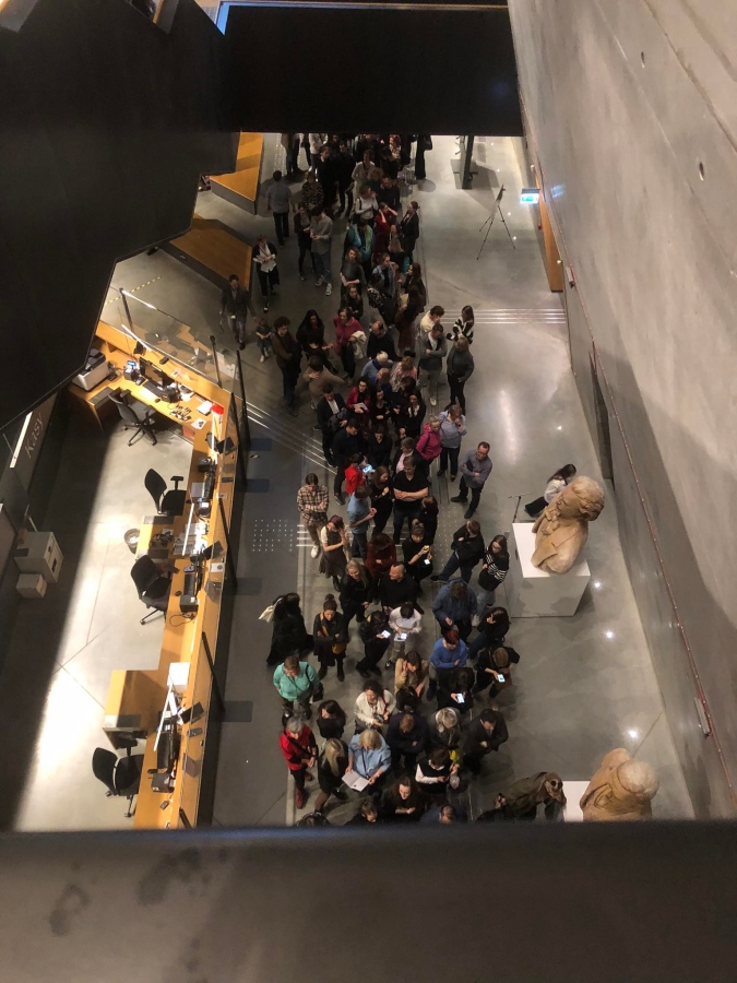 Kolejka chętnych do obejrzenia prac Witkacego