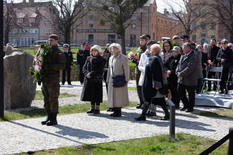 Dęby pamięci ofiar zbrodni katyńskiej posadzono przy Muzeum II Wojny Światowej w Gdańsku