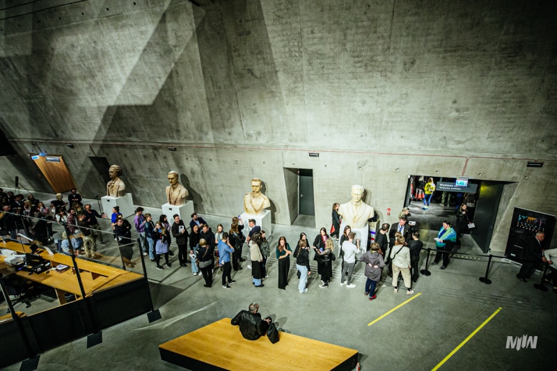 Kolejka chętnych do obejrzenia prac Witkacego