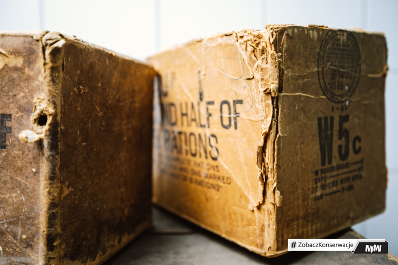 Cykl #ZobaczKonserwacjeMIIWŚ - kartony z ok. 1945 roku po racjach żywnościowych US Army