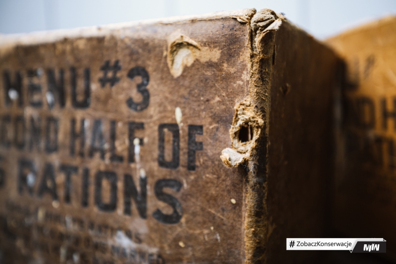 Cykl #ZobaczKonserwacjeMIIWŚ - kartony z ok. 1945 roku po racjach żywnościowych US Army