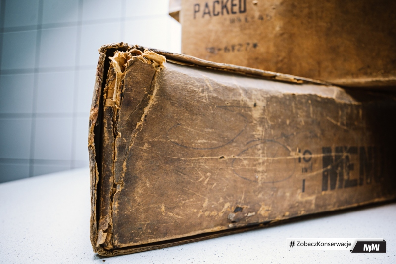 Cykl #ZobaczKonserwacjeMIIWŚ - kartony z ok. 1945 roku po racjach żywnościowych US Army