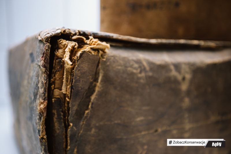 Cykl #ZobaczKonserwacjeMIIWŚ - kartony z ok. 1945 roku po racjach żywnościowych US Army