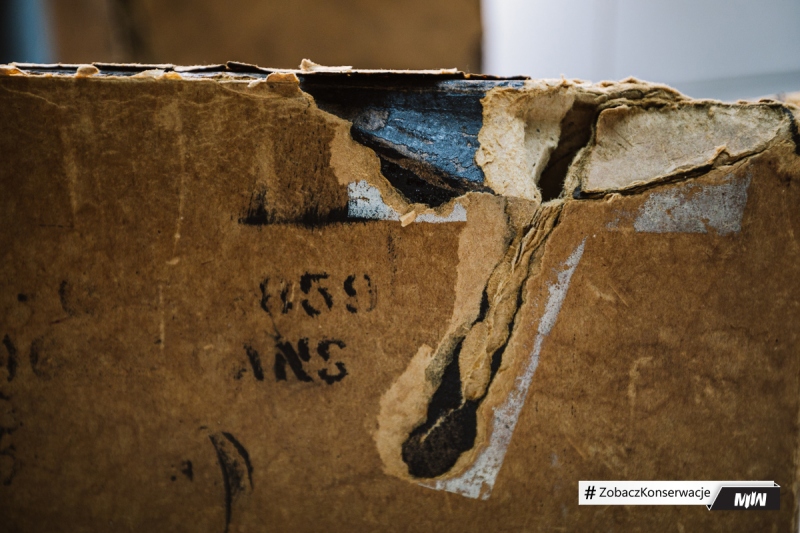 Cykl #ZobaczKonserwacjeMIIWŚ - kartony z ok. 1945 roku po racjach żywnościowych US Army