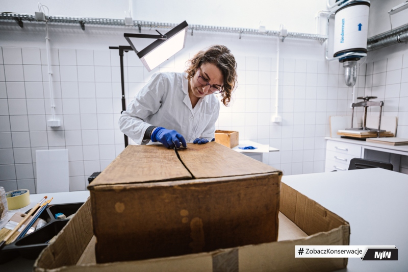 Cykl #ZobaczKonserwacjeMIIWŚ - kartony z ok. 1945 roku po racjach żywnościowych US Army