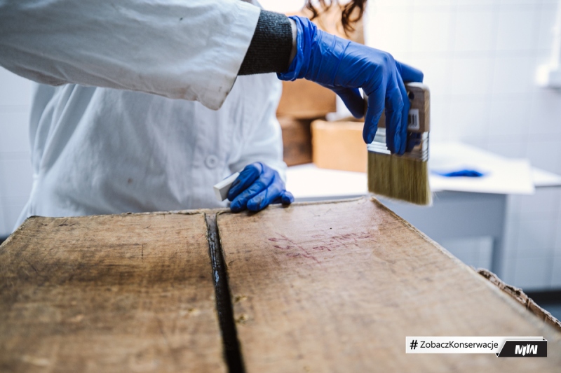 Cykl #ZobaczKonserwacjeMIIWŚ - kartony z ok. 1945 roku po racjach żywnościowych US Army