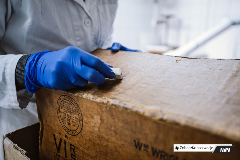 Cykl #ZobaczKonserwacjeMIIWŚ - kartony z ok. 1945 roku po racjach żywnościowych US Army