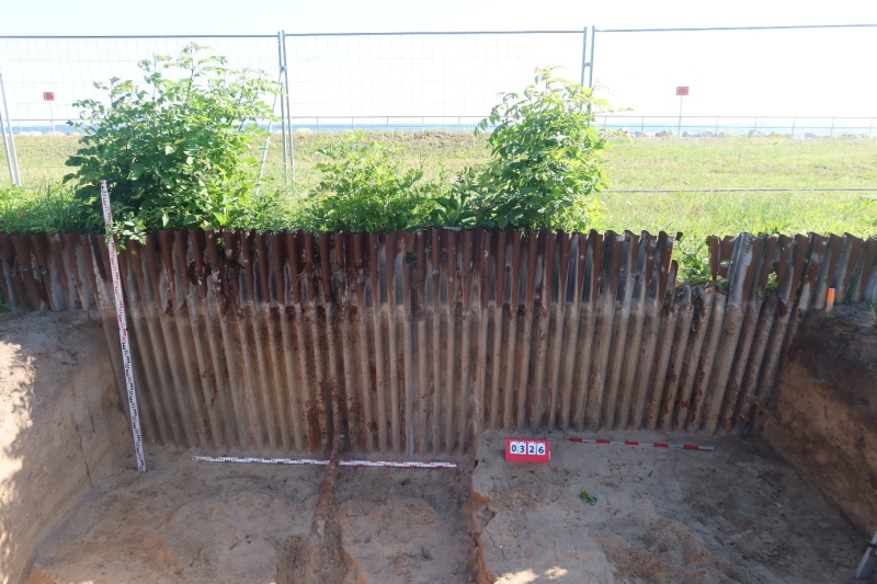 Ciągnący się na niemal pół kilometra falochron z blachy falistej teraz ledwo widoczny, przed wojną wznosił się wysoko nad poziomem plaży stanowiąc dobrą osłonę dla nacierającego wroga. Możliwe, że to właśnie przy nim zlokalizowane było polskie stanow
