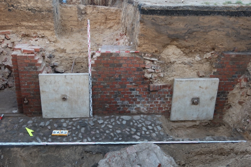 Relikty laboratorium prochowego pruskiej baterii plażowej na które natrafiono podczas prac poszukiwawczych w 2021 r. Fortyfikacja wzniesiona została w poł. XIX w. Nigdy nie była wykorzystywana w warunkach bojowych.