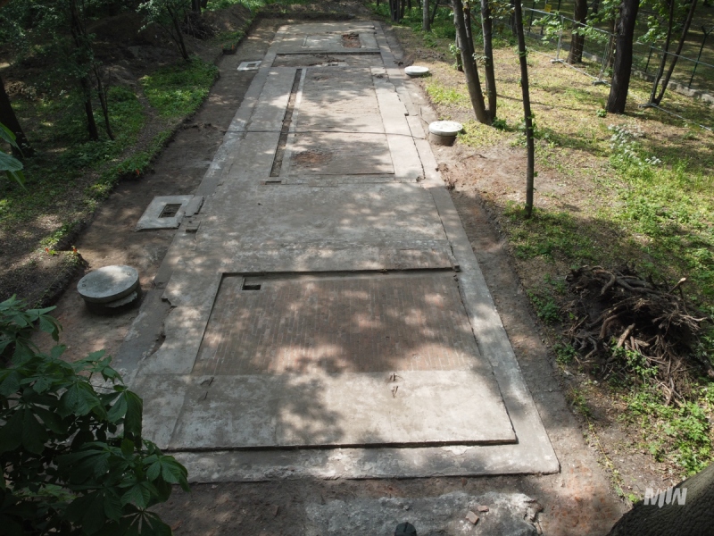 Relikty odsłonięte w 2022 r. podczas X etapu badań. Na pierwszym planie stajnia, na drugim obora, w głębi chlew. 