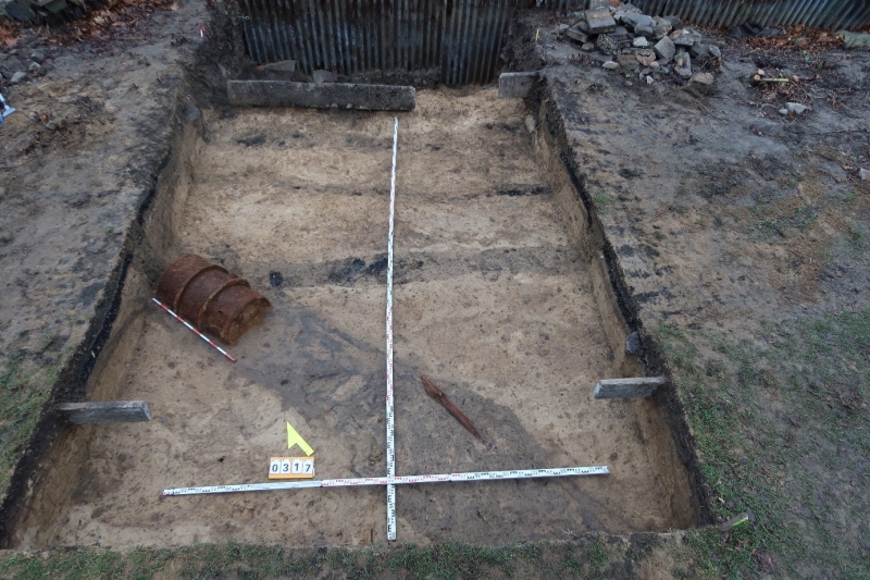 Fragment niemieckiej transzei z 1945 r., która została wykopana wzdłuż falochronu na całej jego długości.