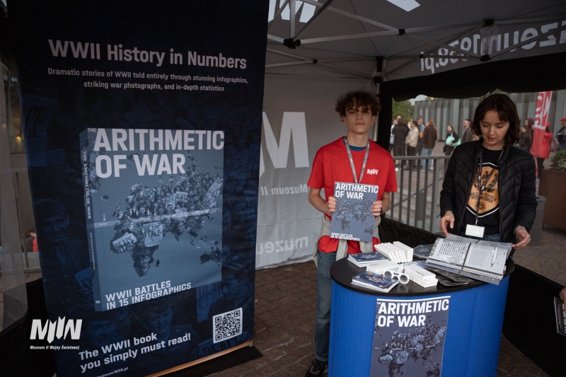 Stoisko z publikacją „The Arithmetic of War” wydawnictwa Muzeum II Wojny Światowej w Gdańsku
