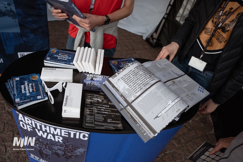 Stoisko z publikacją „The Arithmetic of War” wydawnictwa Muzeum II Wojny Światowej w Gdańsku