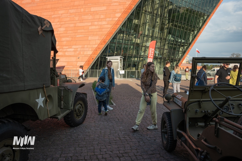 Fotografie na tle drugowojennych zabytków