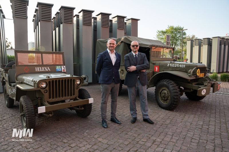 Fotografie na tle drugowojennych zabytków