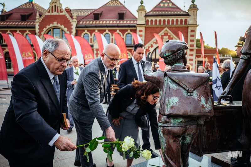  Uroczystość ponownego odsłonięcia pomnika Kindertransportów