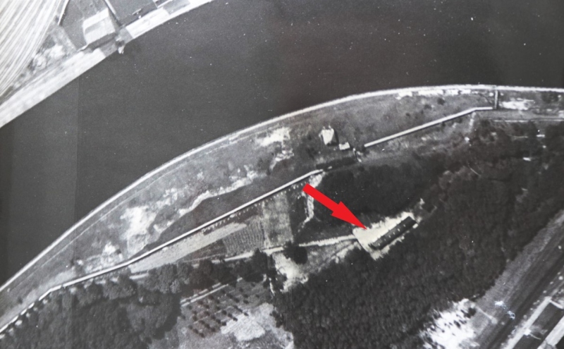 Zdjęcia lotnicze wykonane 3 września 1939 r. Strzałka wskazuje budynek gospodarczy.