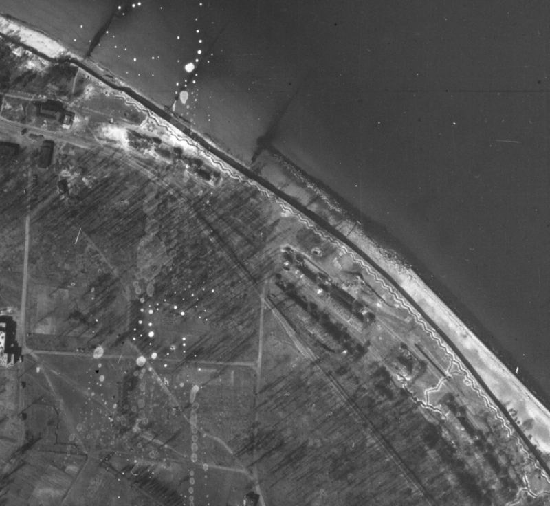 Zdjęcie lotnicze z marca 1945 r. z widoczną linią niemieckich umocnień wykonanych wzdłuż falochronu.
