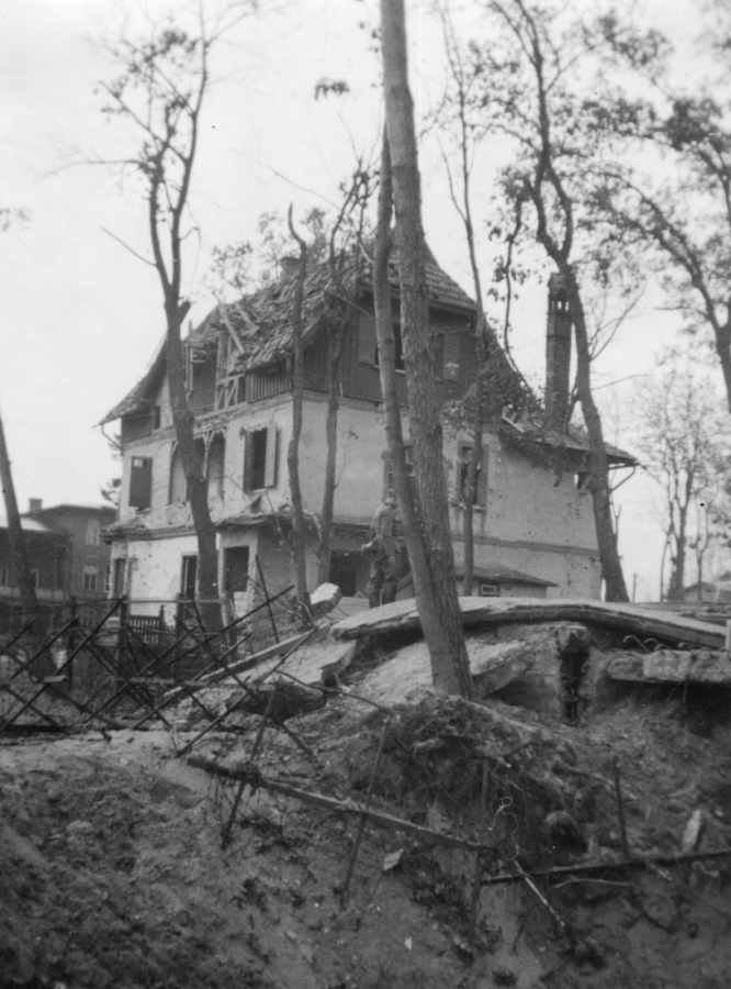 Obiekty po zakończeniu walk w 1939 roku. Na pierwszym planie zburzona wskutek niemieckiego bombardowania wartownia, w tle uszkodzona willa oficerska. 