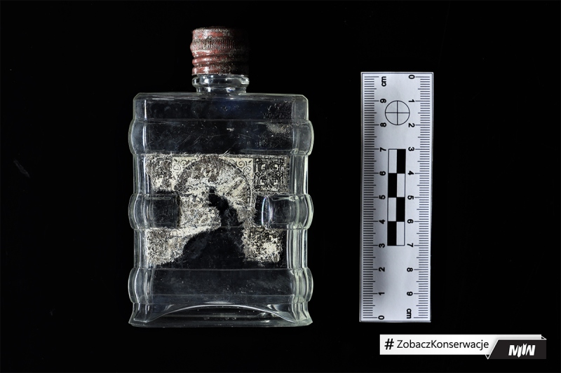 Buteleczka po wodzie kolońskiej odnaleziona na Westerplatte, po konserwacji
