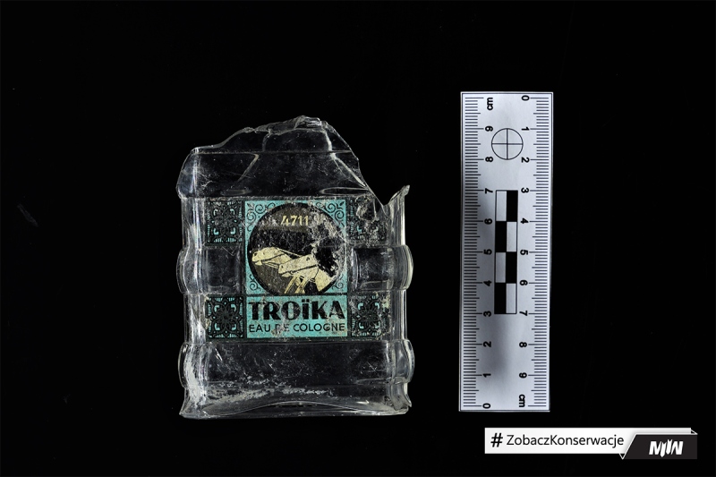 Buteleczka po wodzie kolońskiej odnaleziona na Westerplatte, po konserwacji