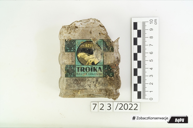 Pierwsza z buteleczek po wodzie kolońskiej odnaleziona na Westerplatte, przed konserwacją