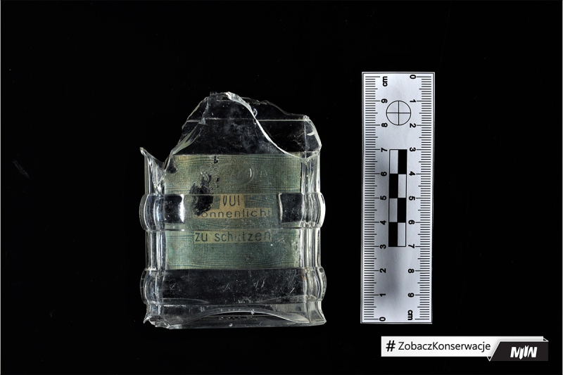 Buteleczka po wodzie kolońskiej odnaleziona na Westerplatte, po konserwacji