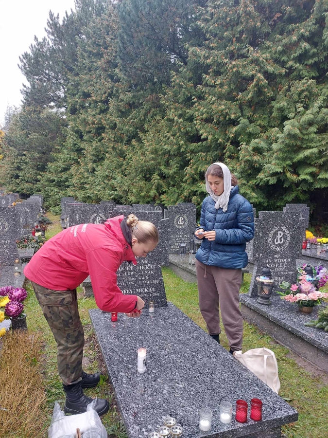 "Nie pozwól pamięci zarastać trawą... Sprzątnij grób obok"