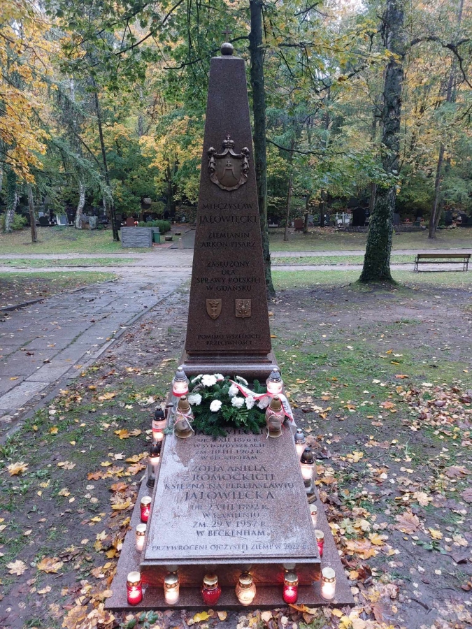 "Nie pozwól pamięci zarastać trawą... Sprzątnij grób obok"