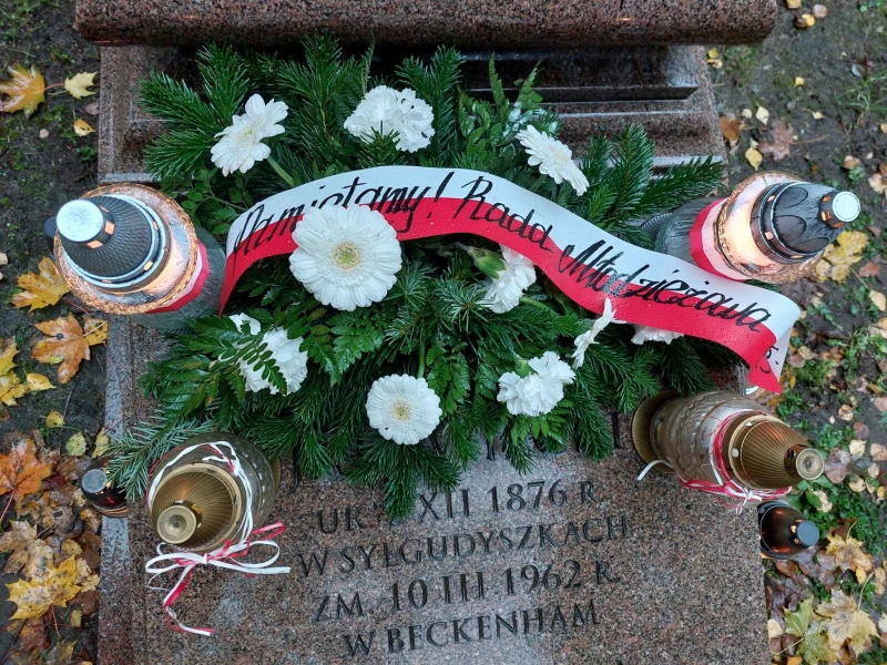 "Nie pozwól pamięci zarastać trawą... Sprzątnij grób obok"