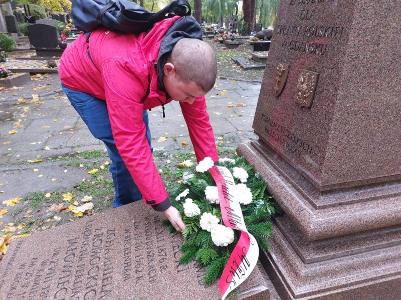 "Nie pozwól pamięci zarastać trawą... Sprzątnij grób obok"