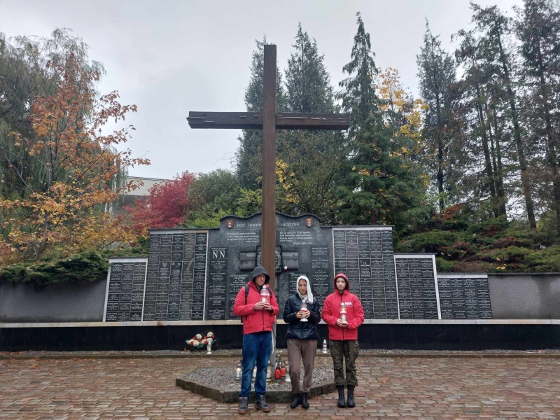 "Nie pozwól pamięci zarastać trawą... Sprzątnij grób obok"