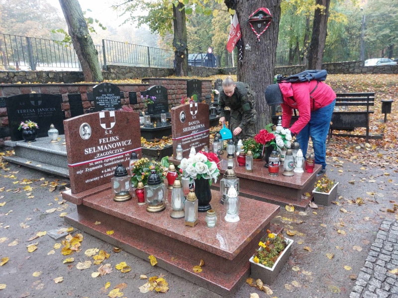 "Nie pozwól pamięci zarastać trawą... Sprzątnij grób obok"