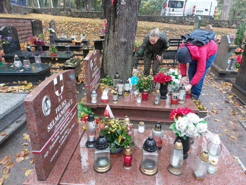 "Nie pozwól pamięci zarastać trawą... Sprzątnij grób obok"