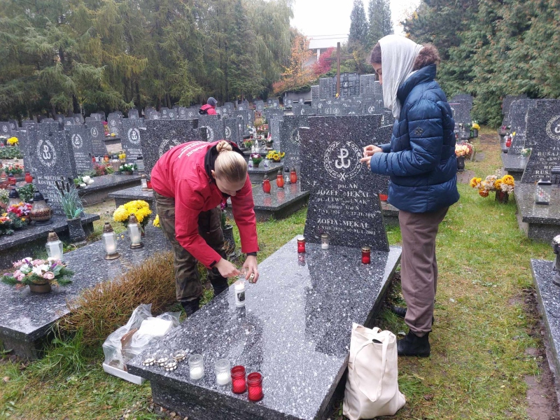 "Nie pozwól pamięci zarastać trawą... Sprzątnij grób obok"