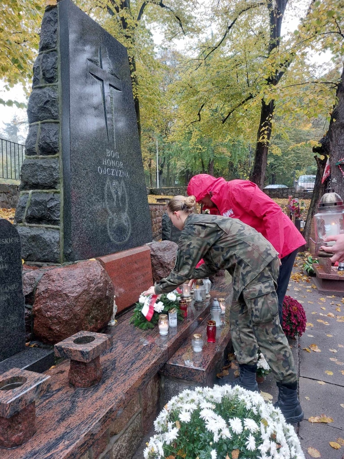 "Nie pozwól pamięci zarastać trawą... Sprzątnij grób obok"