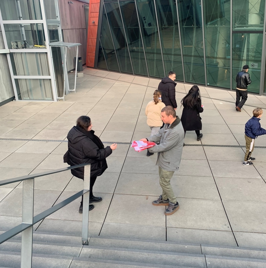 Od godzin porannych muzealni wolontariusze rozdają biało-czerwone flagi, kotyliony i przypinki dla obchodzących 11 listopada w MIIWŚ.  