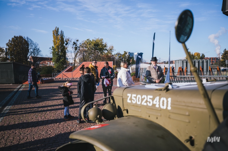 Dla zwiedzających tuż przy wejściu do MIIWŚ ustawione zostały zabytkowe samochody Dodge i Willys, a także po raz pierwszy najnowszy nabytek – armata polowa wz. 1902 kalibru 76,2mm.