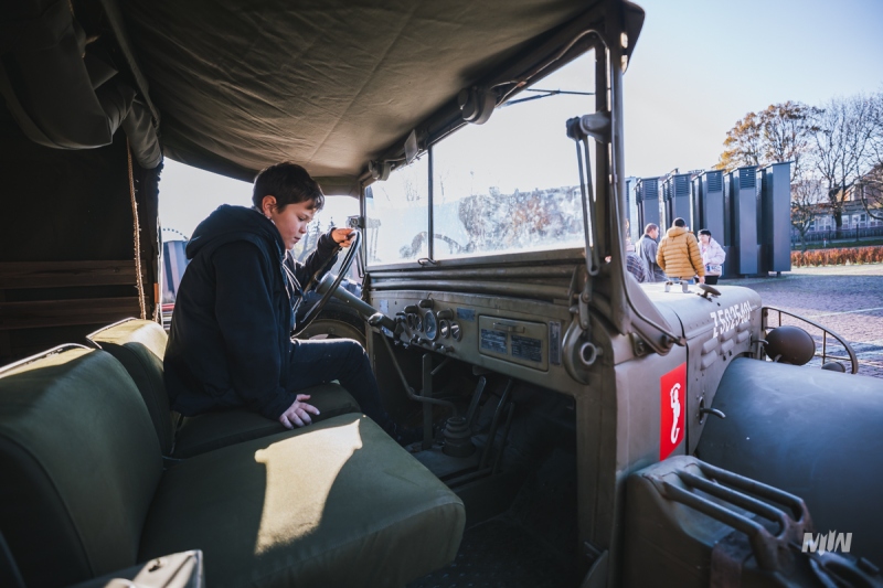 Dla zwiedzających tuż przy wejściu do MIIWŚ ustawione zostały zabytkowe samochody Dodge i Willys, a także po raz pierwszy najnowszy nabytek – armata polowa wz. 1902 kalibru 76,2mm.