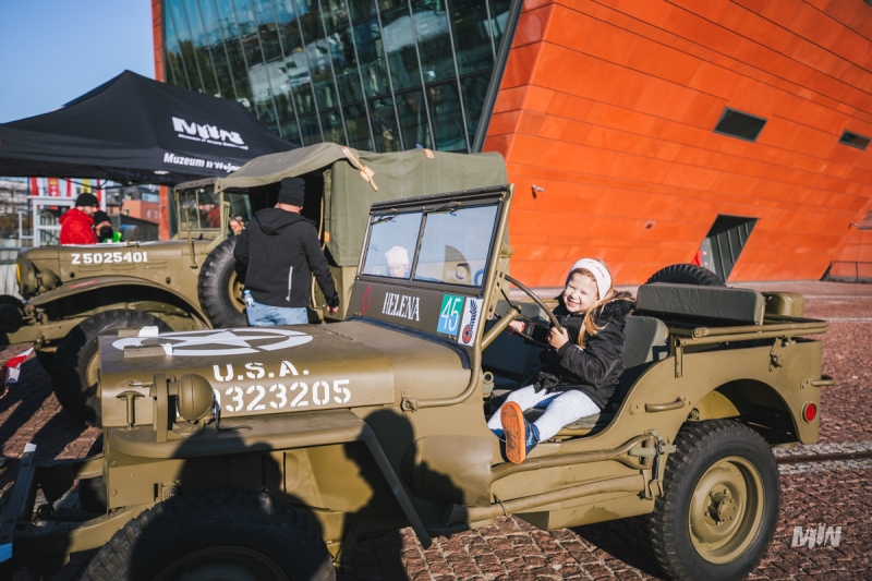 Dla zwiedzających tuż przy wejściu do MIIWŚ ustawione zostały zabytkowe samochody Dodge i Willys, a także po raz pierwszy najnowszy nabytek – armata polowa wz. 1902 kalibru 76,2mm.
