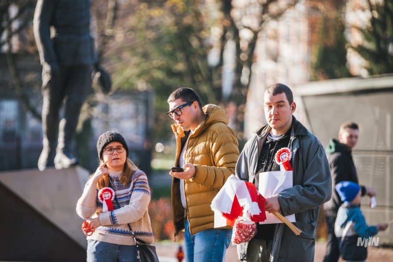 Od godzin porannych muzealni wolontariusze rozdają biało-czerwone flagi, kotyliony i przypinki dla obchodzących 11 listopada w MIIWŚ.  