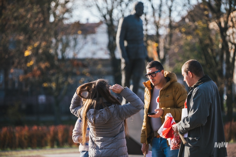 Od godzin porannych muzealni wolontariusze rozdają biało-czerwone flagi, kotyliony i przypinki dla obchodzących 11 listopada w MIIWŚ.  