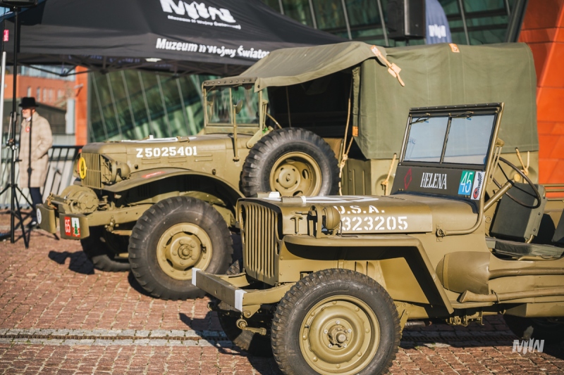 Dla zwiedzających tuż przy wejściu do MIIWŚ ustawione zostały zabytkowe samochody Dodge i Willys, a także po raz pierwszy najnowszy nabytek – armata polowa wz. 1902 kalibru 76,2mm.