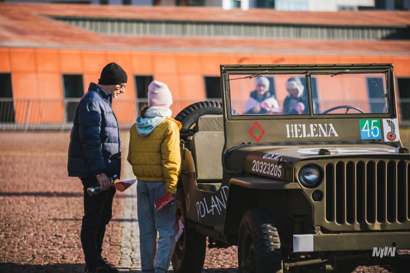 Dla zwiedzających tuż przy wejściu do MIIWŚ ustawione zostały zabytkowe samochody Dodge i Willys, a także po raz pierwszy najnowszy nabytek – armata polowa wz. 1902 kalibru 76,2mm.