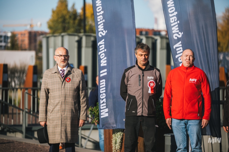 W samo południe na placu przy muzeum odśpiewaliśmy Hymn Państwowy.