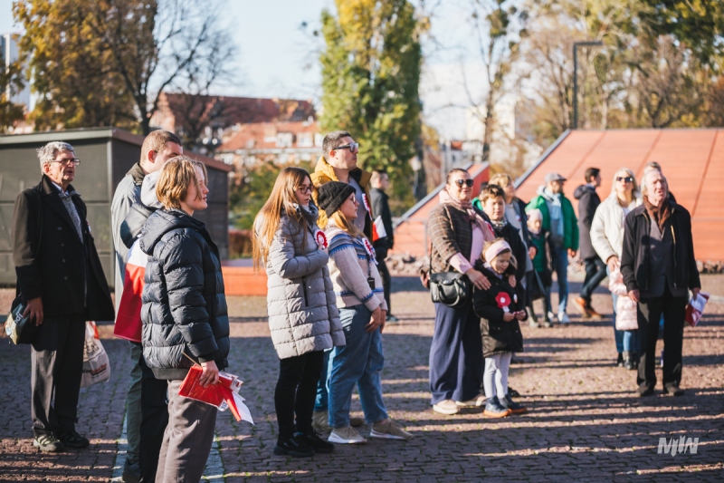 W samo południe na placu przy muzeum odśpiewaliśmy Hymn Państwowy.