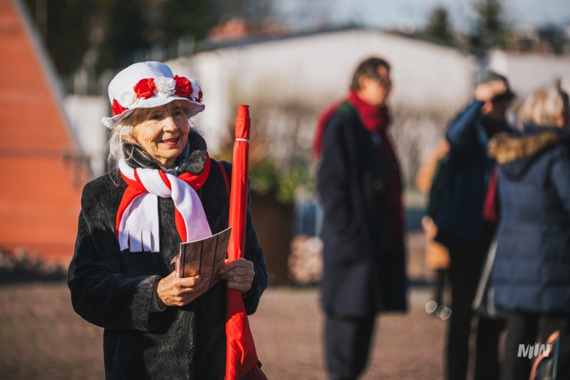 Od godzin porannych muzealni wolontariusze rozdają biało-czerwone flagi, kotyliony i przypinki dla obchodzących 11 listopada w MIIWŚ.  