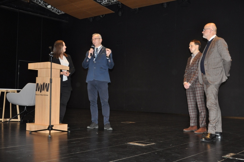 Nowi przewodnicy po wystawie głównej MIIWŚ odebrali certyfikaty