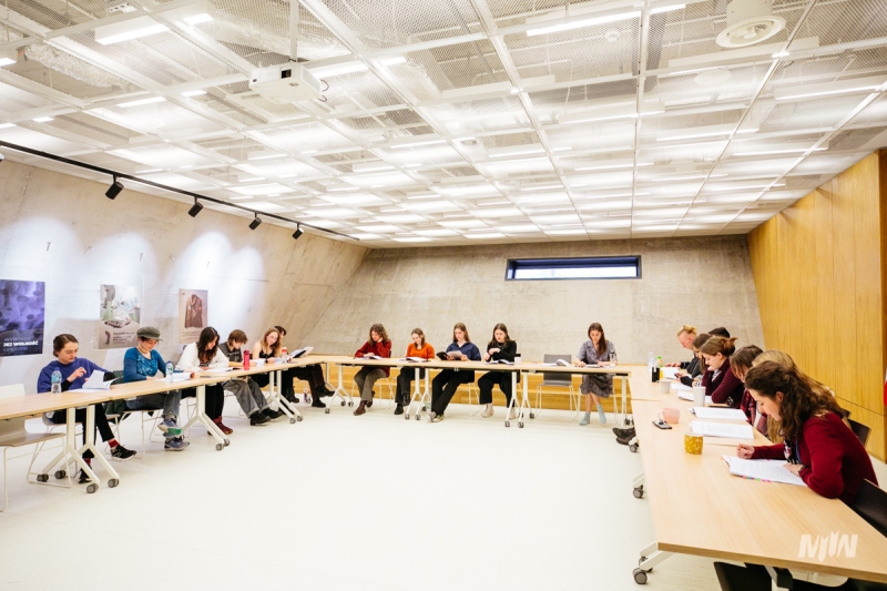 Młodzieżowa grupa teatralna. Próby do spektaklu.